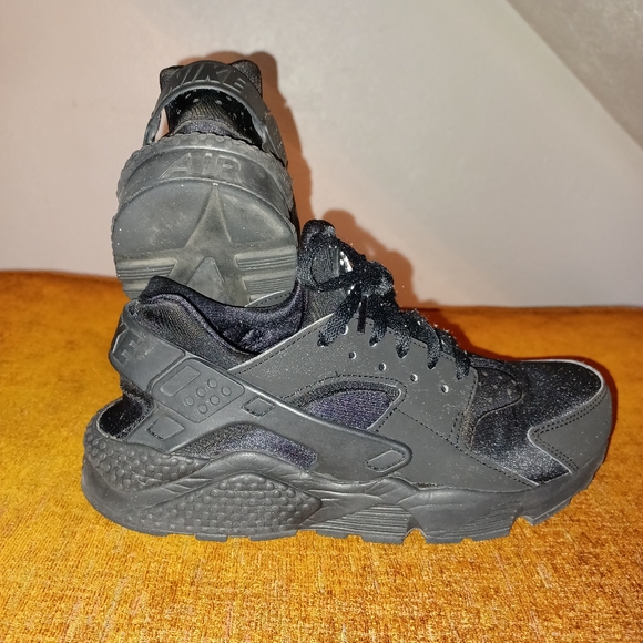 Black Nike Air Huaraches - Picture 5 of 8